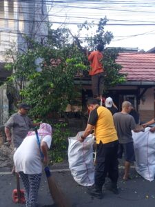 Bhabinkamtibmas Kelurahan Harapan Mulia Melaksanakan Kegiatan Kerja Bakti
