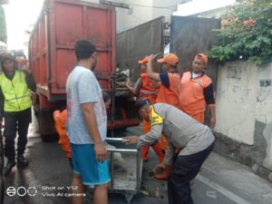 Unit Binmas Polsek Sawah Besar melaksanakan kegiatan Kerja Bakti Bersama Warga.