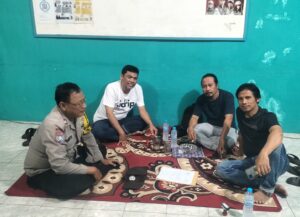 Sambang Ke Pos Sekretariat RW dan Ngobrol Santai Bareng Pengurus RW. RT Bhabinkamtibmas Tak Lupa Menyelipkan Himbauan Kamtibmas.