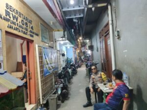 Bhabinkamtibmas Patroli Dialogis Malam Hari Di Poskamling RW 06 Kelurahan Kampung Rawa.