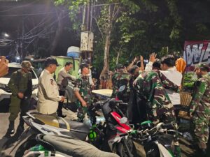 Patroli Gabungan Tiga Pilar Polsek Johar Baru Edukasi dan Sosialisasi Cegah Gangguan Kamtibmas Tawuran Warga.