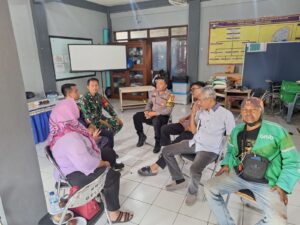 Bhabinkamtibmas Dan Babinsa Kunjungan Warga RW 02 Kelurahan Gelora