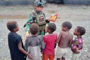 Senangnya Anak-Anak Papua Dapat Biskuit Dari Kesatria Mayangkara