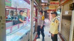 Patroli Dialogis dan Sambang Bhabinkamtibmas Johar Baru Imbauan Pemilik Toko Emas