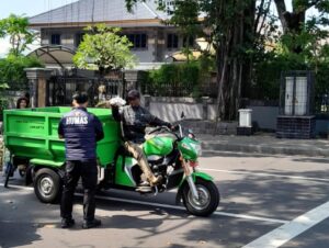 Kepedulian Kapolsubsektor Taman Suropati Berbagi Nasi Kotak Siap Saji