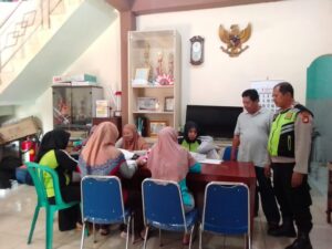 Aiptu Ahmad Zaini Patroli Dialogis Ke Sekretariat Rw 11 Cempaka Putih Barat