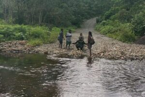 Kesatria Mayangkara Bantu Warga Seberangi Sungai Quary Papua