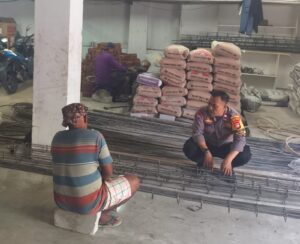 Aiptu Heri Murgianta Sambangi Pekerja Bangunan
