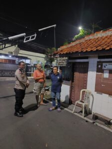 Bhabinkamtibmas Kelurahan Sumur Batu Melaksanakan Kegiatan Sambang Dan Patroli Dialogis
