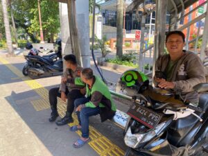 Anggota Unit Binmas Sampaikan Imbauan Ke Ojek On Line