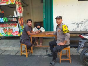 Siang Hari Bhabinkamtibmas Kelurahan Galur Sambangi Warga dan Imbauan Kamtibmas.