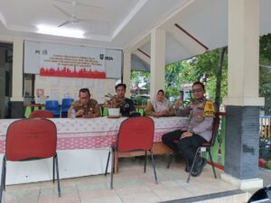 Bhabinkamtibmas Sambang dan Koordinasi Kamtibmas di Kantor Kelurahan.