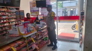 Sambang Dialogis Bhabinkamtibmas Kelurahan Johar Baru Ke Alfamart.