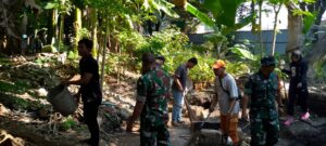 Kerja Bakti Babinsa Cakung Bersama PPSU dan Warga Bersihkan Lingkungan