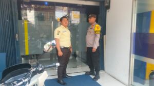 Bhabinkamtibmas Kelurahan Johar Baru Melaksanakan Kegiatan Sambang Dan Patroli Dialogis