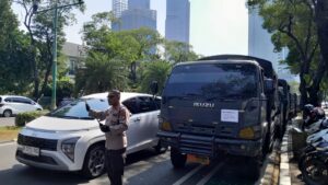 Unit Patmor Polsek Metro Menteng Melaksanakan Pengatruan Arus Depan KPU RI