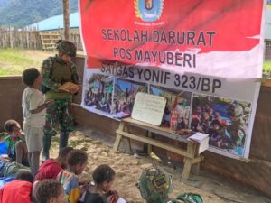 Keceriaan dan Semangat Anak-Anak di Sekolah Darurat Satgas Yonif 323 Buaya Putih