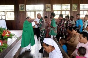 Ibadah Minggu Dekatkan Kesatria Mayangkara dan Masyarakat Papua Kepada Tuhan