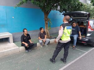 Kapolsubsektor Rawasari Sambangi Warga