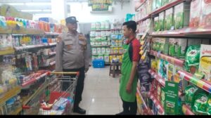 Patroli Dialogis Bhabinkamtibmas Johar Baru Berikan Himbauan Kepada Karyawan Alfamidi
