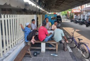 Bhabinkamtibmas Aiptu Adrian sambang Dialogis Ke Tokoh Masyarakat Kwitang