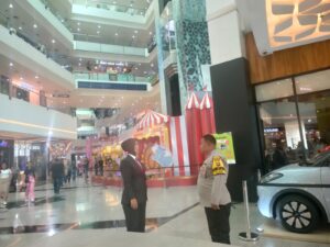 Patroli Dialogis Aipda Marzuki Berikan Himbauan Kepada Security Mall Millenium Senen