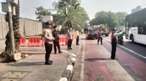 Anggota Polsek Sawah Besar Melakukan kegiatan Antisipasi Parkir Liar bersama Tiga Pilar.