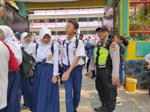 Patroli Siang Hari Unit Sabhara Berikan Imbauan Ke Pelajar