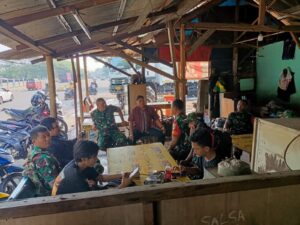 Tingkatkan Silaturahmi, Babinsa Koramil Cakung Komsos Bersama Warga