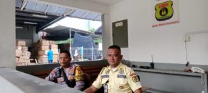 Bhabinkamtibmas Kelurahan Gunung Sahari Selatan Melaksanakan Kegiatan Sambang Dan Patroli Dialogis