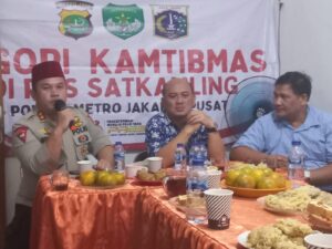 Ngopi Kamtibmas ” Kapolsek Bersama Warga Di Poskamling RW 08 Kelurahan Kebon Kacang