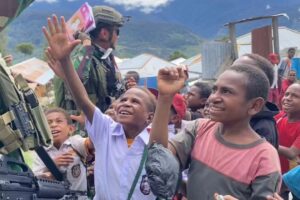 Satgas Yonif 509 Kostrad Laksanakan Patroli dan Bagikan Alat Tulis di Kampung Bilogai, Intan Jaya.