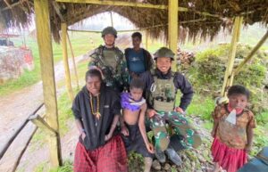 Prajurit Yonif 432 Berikan Pengobatan Gratis untuk Anak di Mbua, Papua