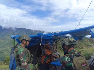 Satgas Yonif 323 Kostrad Borong Hasil Tani di Sinak, Dorong Perekonomian Lokal