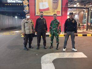 Bhabinkamtibmas Kelurahan Paseban Dan Babinsa Patroli Dialogis Berikan Imbauan Kepada Security MC Donals