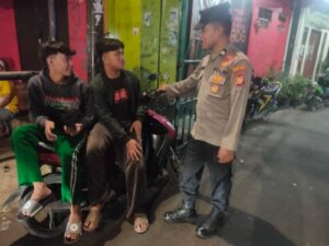 Patroli Malam Hari Briptu M Iqbal Imbau Anak-anak Remaja yang Nongkrong.