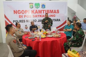 Di Kelapa Gading, Kapolres Jakut Resmikan Kantor RT dan Ngopi Bareng di Pos Kamling