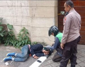 Kepedulian Kapolsubsektor Thamrin Iptu Aang Suryana Kepada Pengemudi Ojol Yang Keletihan