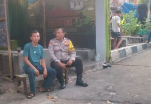 Patroli Wilayah Sore Bhabinkamtibmas Kelurahan Johar Baru Berikan Imbauan Petugas Keamanan