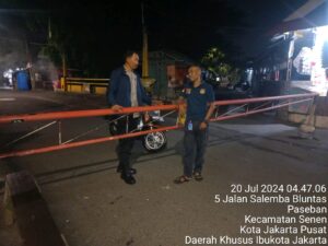 Patroli Malam Hari Aiptu IGN. Jelantik Sampaikan Imbauan Kamtibmas