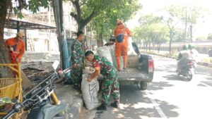 Bersama PPSU, Babinsa Koramil Matraman Bersihkan Wilayah RW.02 Utan Kayu Utara