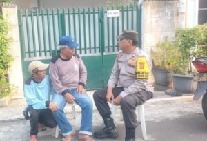 Patroli Sore Hari Bhabinkamtibmas Kelurahan Johar Baru Sambangi Petugas Keamanan