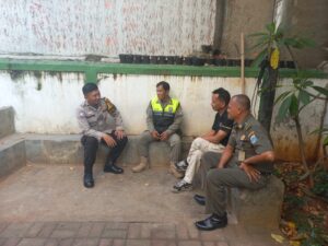 Gabung Satpol PP Dan Warga Di RW 07 Kelurahan Kebon Kacang