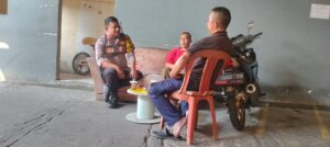 Kehadiran Bhabinkamtibmas Aipda Anwar Saat Melaksanakan Patroli Dialogis