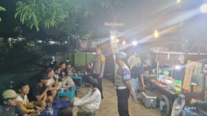 Polsek Johar Baru Patroli Wilayah Antisipasi Tawuran dan Membubarkan Anak-anak Remaja yang Nongkrong-nongkrong