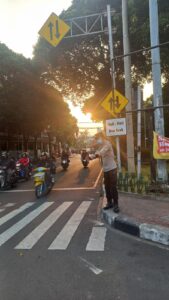 Anggota Polsek Senen Pengaturan Arus Lalu Lintas Pagi Hari