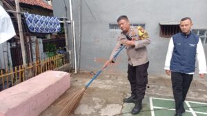 Unit Binmas Polsek Metro Menteng Melaksanakan Kerja Bakti