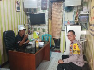 Anggota Bhabinkamtibmas Sambang Dialogis Ke Pos RW 01 Kelurahan Kampung Rawa