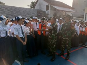 Danramil Jatinegara Jadi Irup Upacara Bendera di SMA Cawang Baru