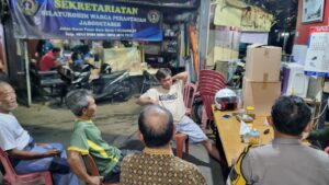 Sambangi Tomas Dan Warga Malam Hari Bhabinkamtibmas Berikan Imbauan Di RW 07 Kelurahan Karet Tengsin